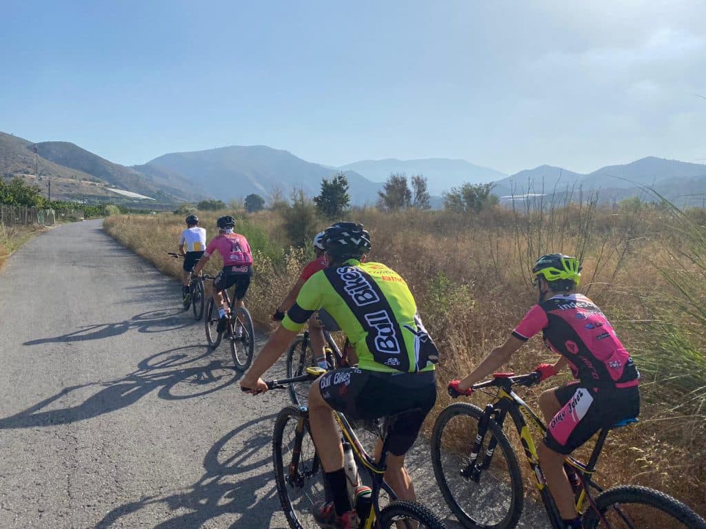 Talleres infantiles en la playa y una ruta cicloturística animarán el fin de semana en Salobreña
