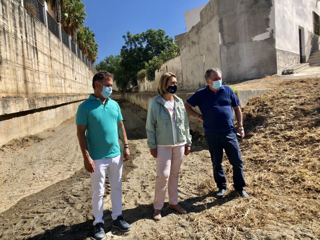 Culminada la limpieza del tramo urbano de la Rambla de Las Brujas realizada por el Ayuntamiento