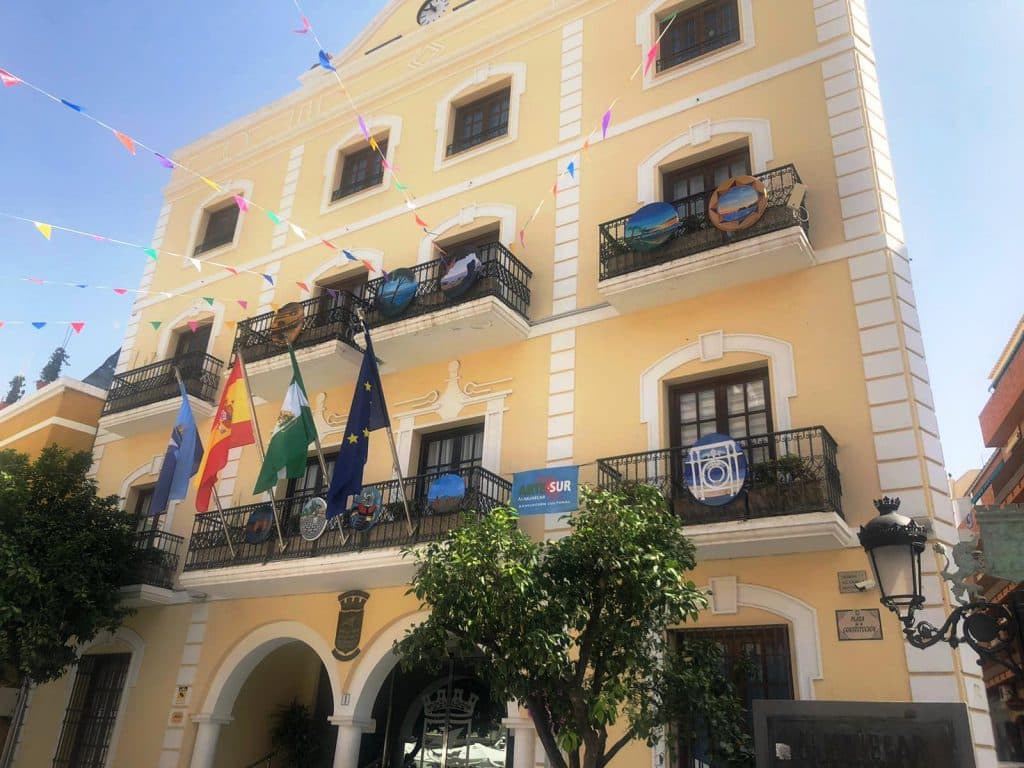 Los balcones del Ayuntamiento de Almuñécar se llenan de parabólicas