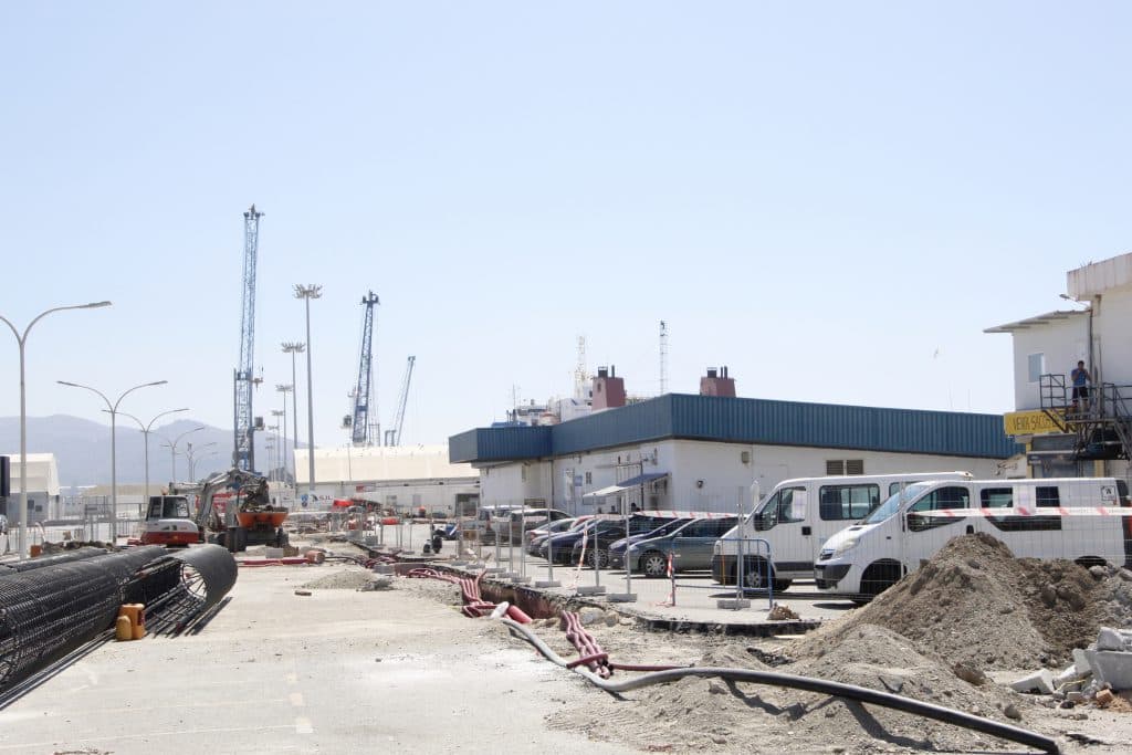 Prosigue la remodelación del puerto pesquero de Motril con el desvío de las redes de servicio donde irán las nuevas casetas y el paso elevado