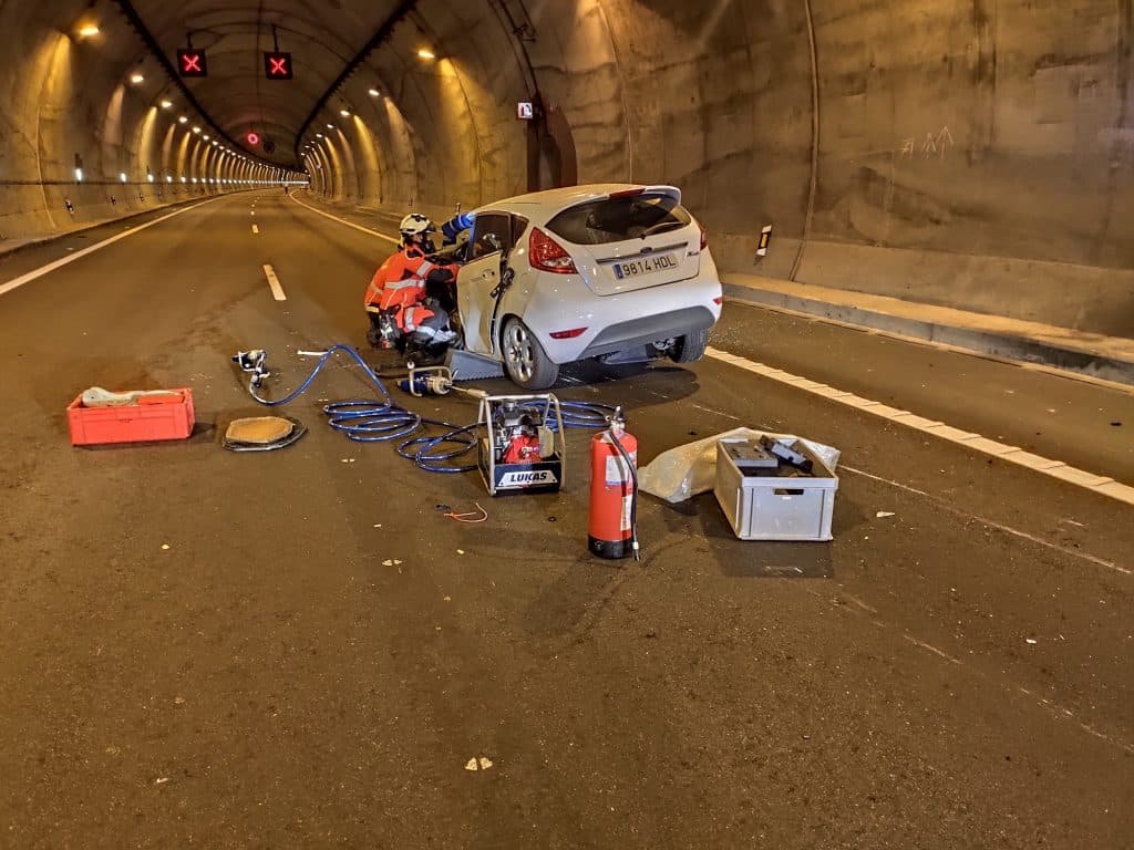 La conductora de un turismo queda atrapada tras sufrir un accidente en el interior del túnel de Ítrabo en la autovía A- 7