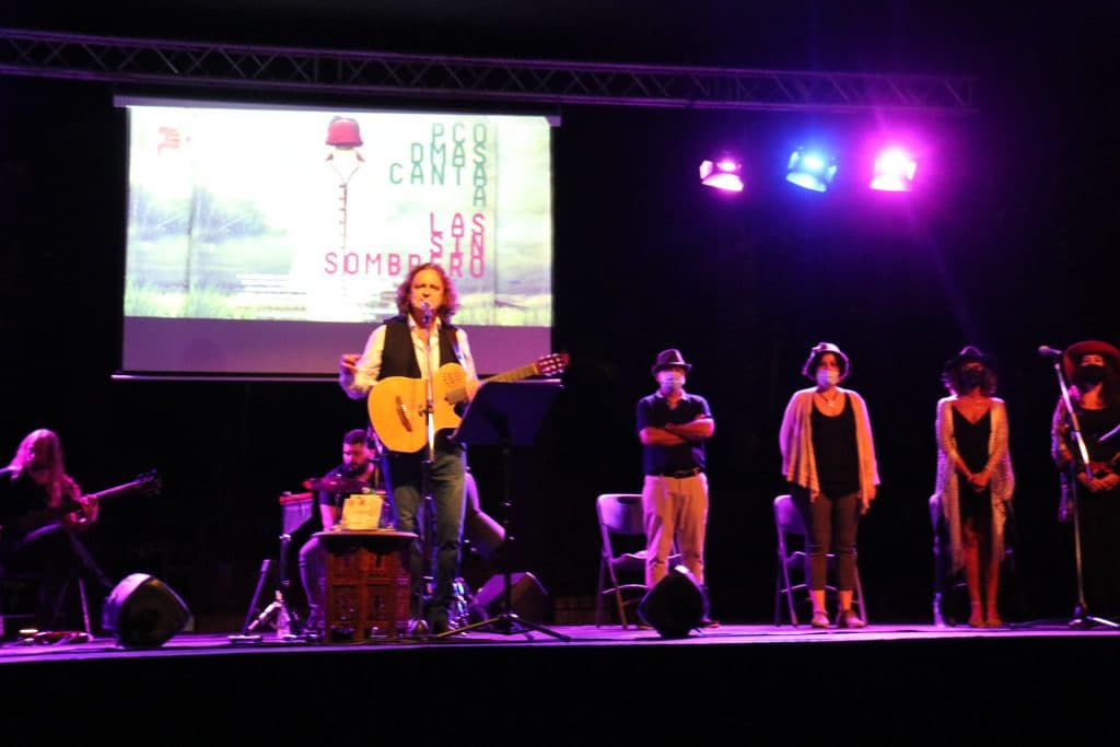 El cantautor granadino Paco Damas ofreció en Almuñécar un bello y didáctico concierto sobre “Las Sinsombrero”