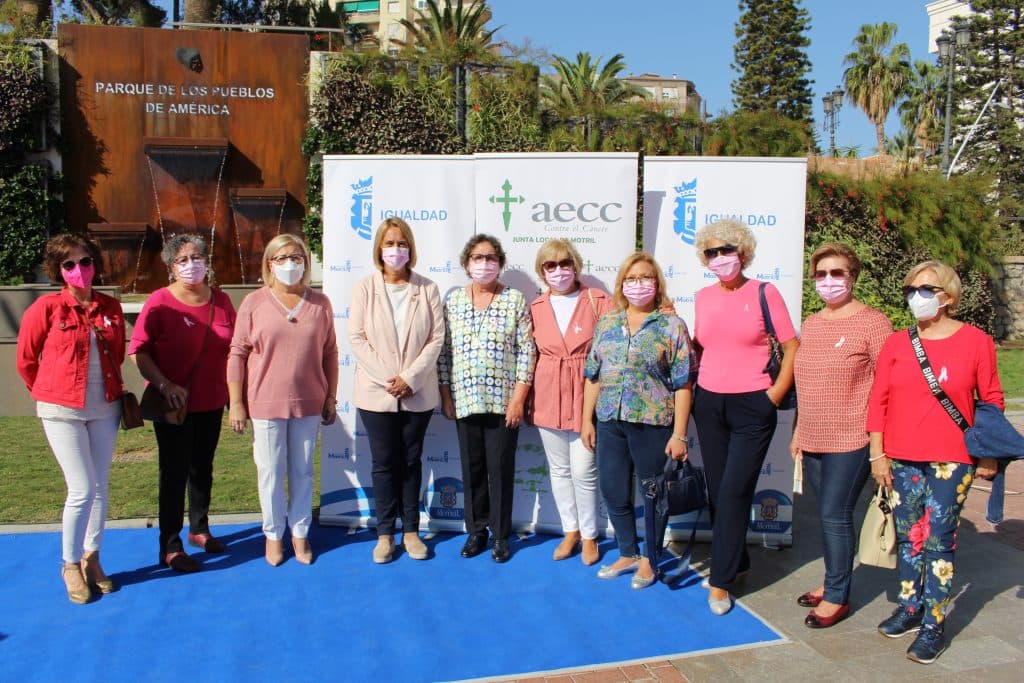 Motril dibuja en rosa su corazón solidario frente al cáncer de mama