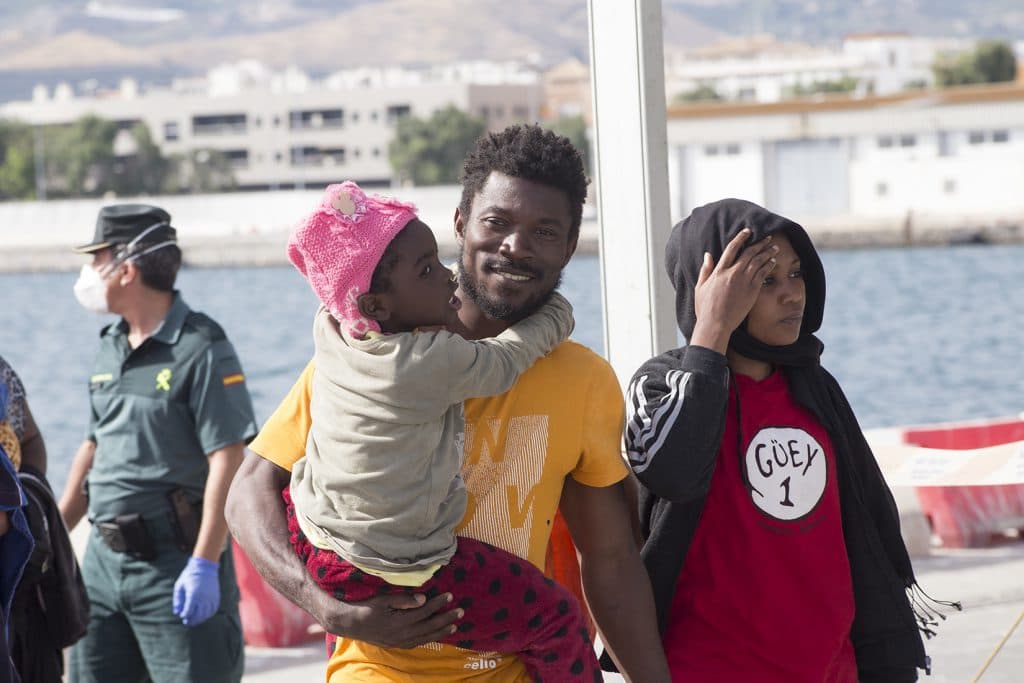 Detienen a 86 migrantes tras alcanzar la Costa de Tropical bordo de tres embarcaciones
