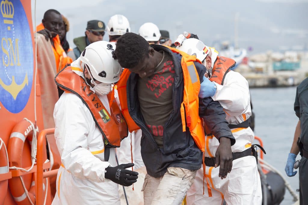 Rescatadas 16 personas de una patera frente a la Costa Tropical