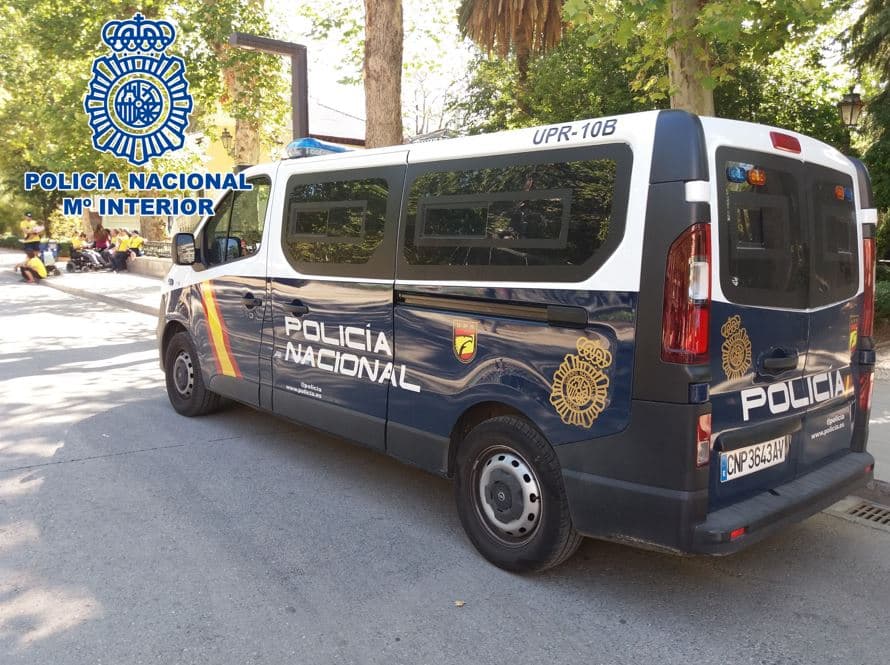 Agentes de la Policía Nacional recuperan efectos sustraídos a dos mujeres en restaurantes mientras almorzaban