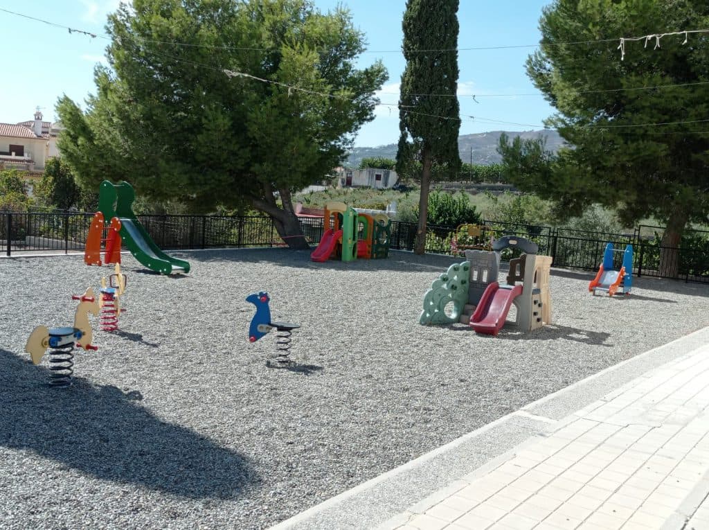 El Ayuntamiento amplía y remodela la zona de juegos de Educación Infantil del colegio de Lobres