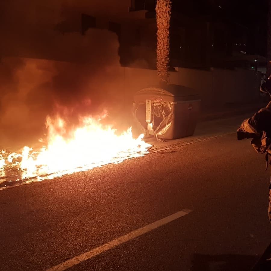 Bomberos de Almuñécar sofocan el fuego en un contenedor en la Urbanización Galera Playa