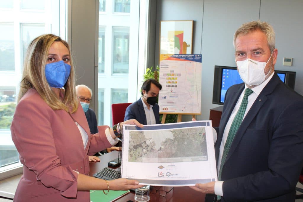 Marifrán Carazo recibe el estudio de la conexión ferroviaria entre Granada y el Puerto de Motril