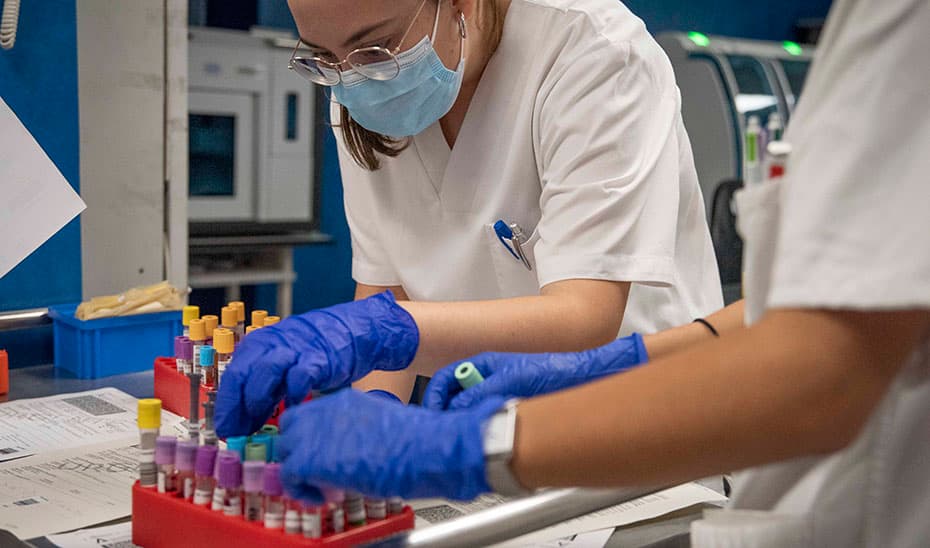 Detectados en Granada y Málaga cinco casos de la variante británica del coronavirus
