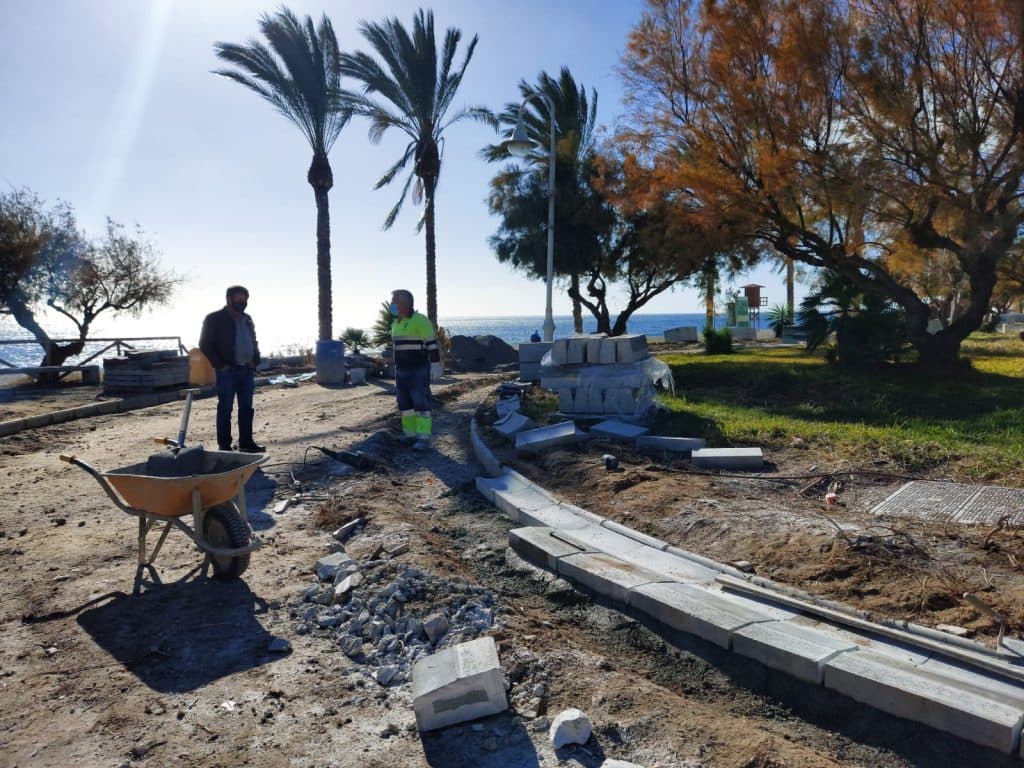 El Ayuntamiento de Gualchos-Castell de Ferro mejora el paseo de la Playa de Cambriles a través del PFEA