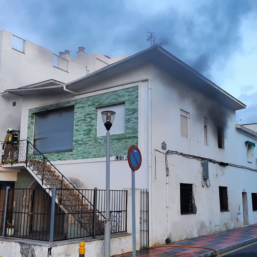 Un incendio provoca daños materiales en una vivienda en Puerta del Mar de Almuñécar