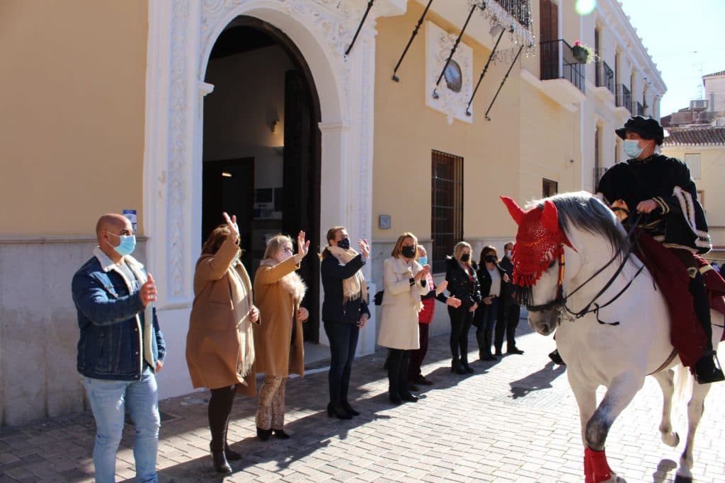 El Emisario Real visita Motril para anunciar la inminente llegada de los Reyes Magos de Oriente