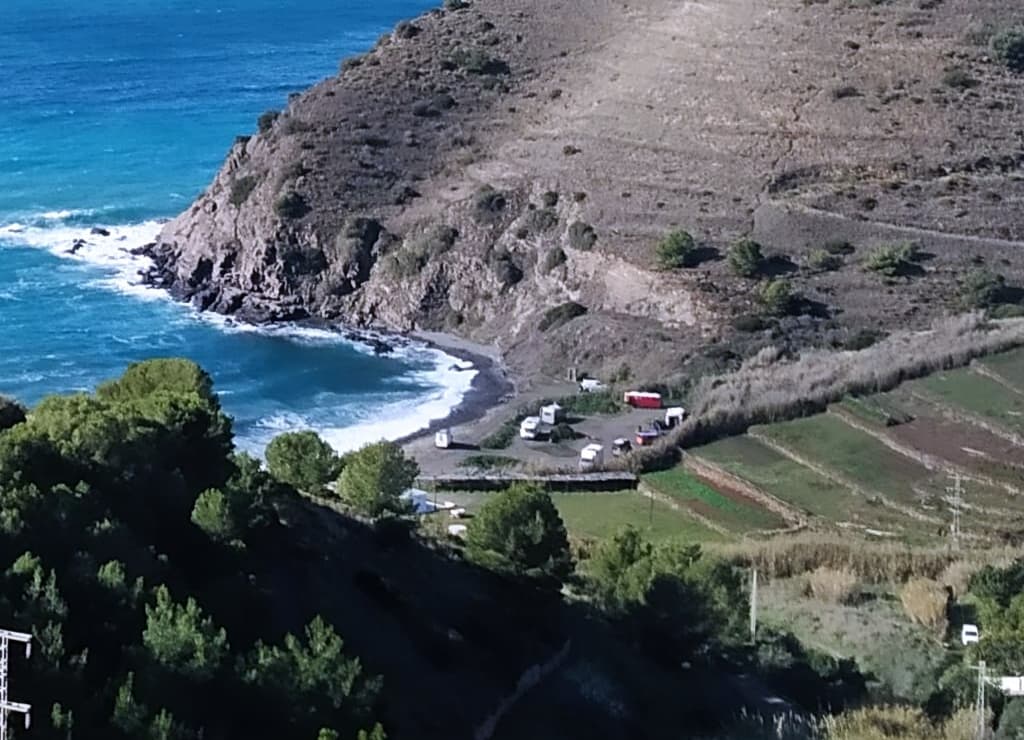 Almuñécar desaloja una «acampada ilegal» en la playa Barranco de Enmedio