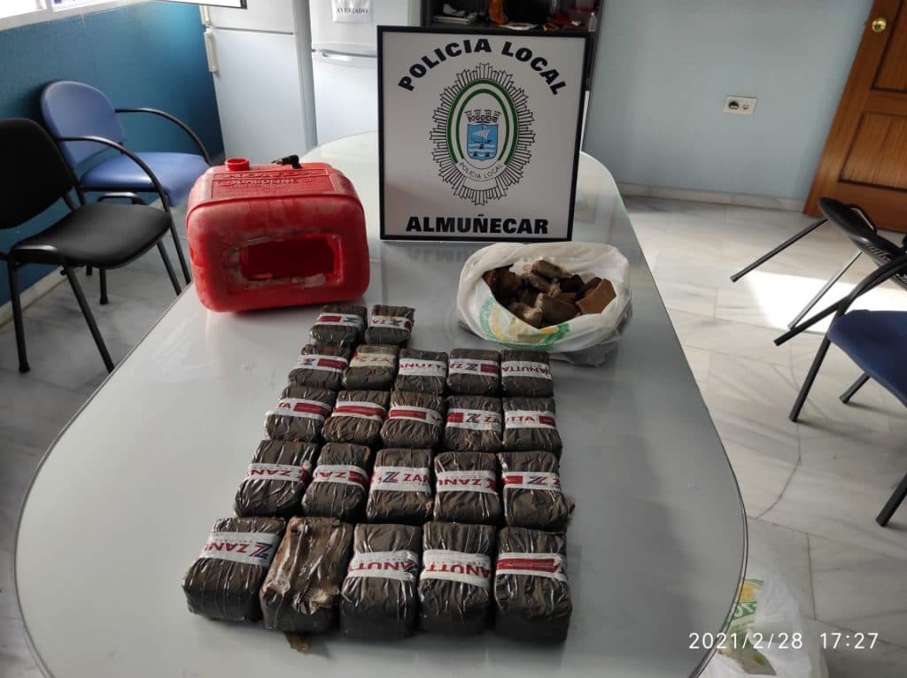 Hallan un bidón con más de 17 kilos de hachís en la playa de La Herradura