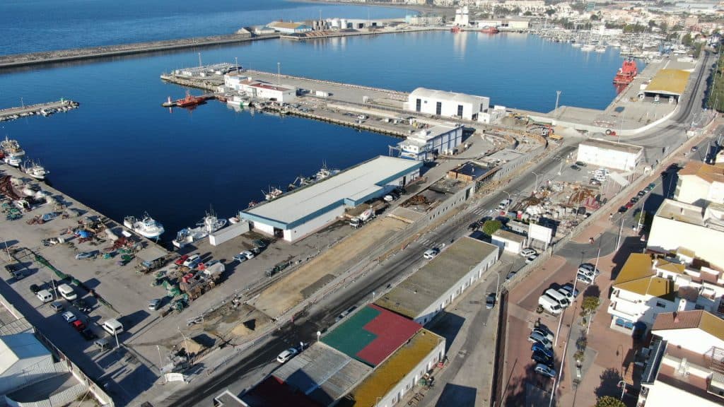 La Guardia Civil ha intervenido en el Puerto de Motril cerca de 300 kilos de hachís que estaban ocultos en el remolque de un camión