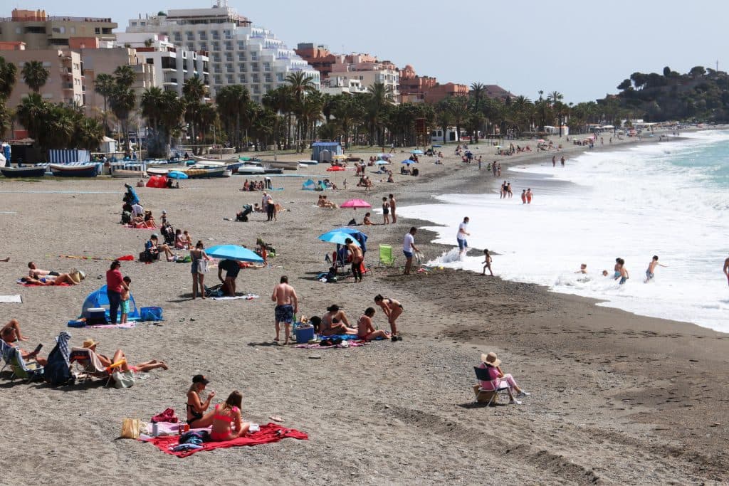 Los granadinos aprovechan el buen tiempo y llenan las playas de la Costa Tropical