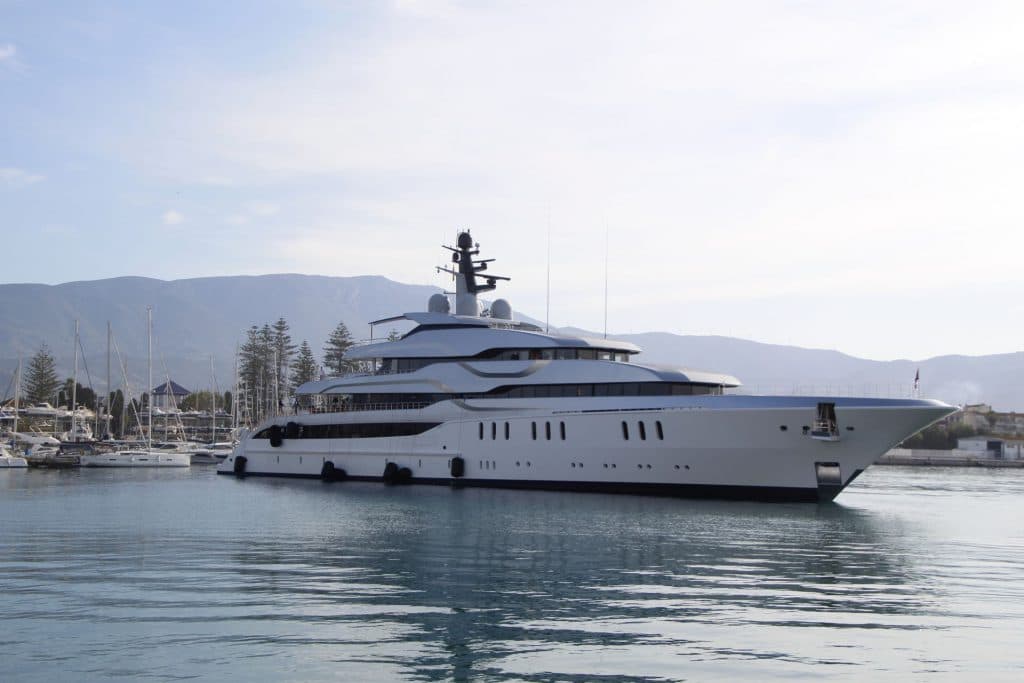 Atraca en el Puerto de Motril un mega yate de 78 metros de eslora