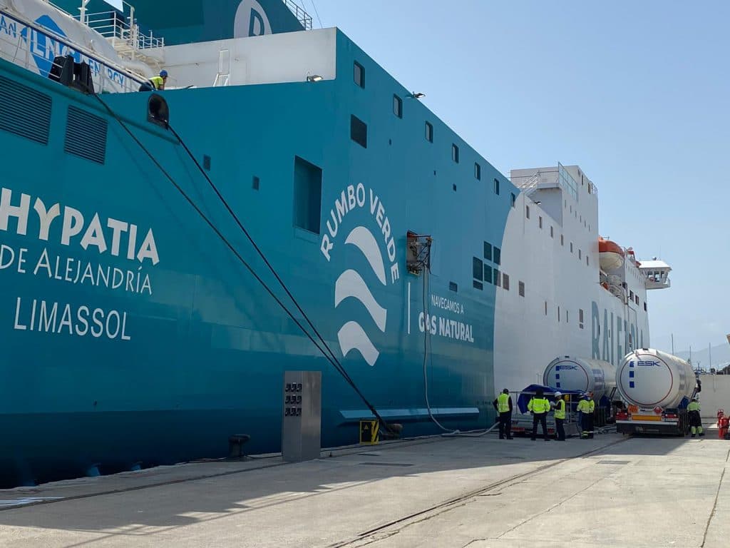El Puerto de Motril mejora su estrategia medioambiental con el suministro de Gas Natural Licuado en sus muelles