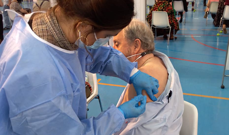 El 70% de los andaluces tiene la primera dosis y más de cinco millones cuentan con la vacuna completa