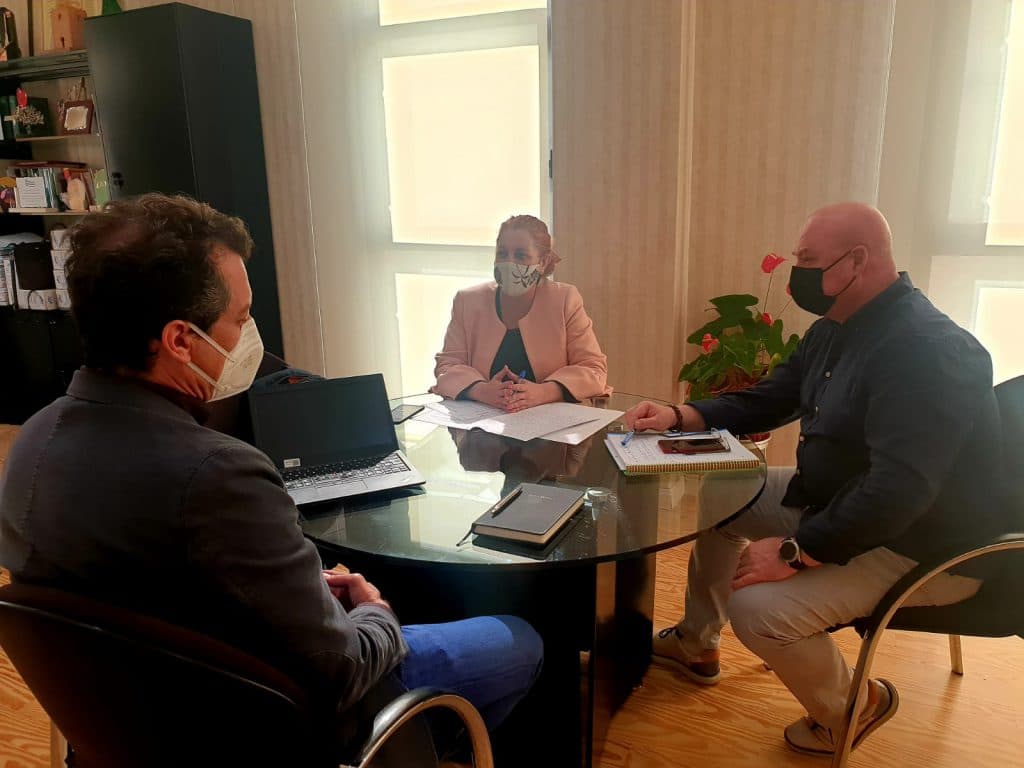 La alcaldesa se reúne con Endesa para analizar los problemas de los cortes de luz en Salobreña