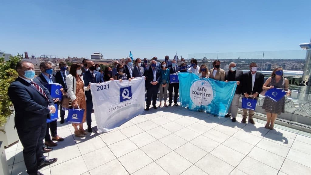 Almuñécar recibe las ‘Banderas Q de Calidad Turística’ para cuatro de sus playas
