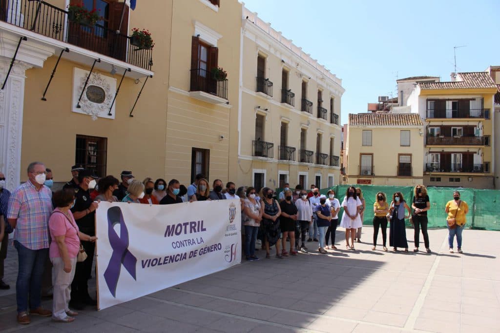 Motril responde con la unidad de su silencio ante el horror de la violencia de género y los asesinatos de menores