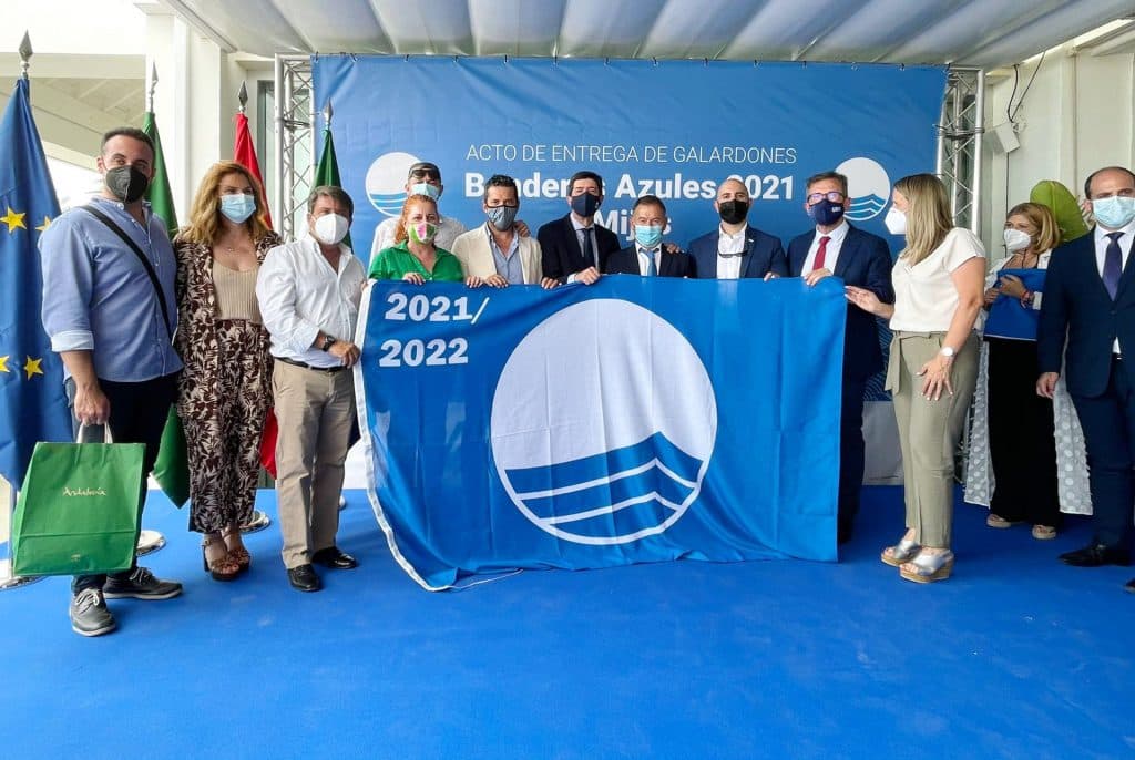 Mª Eugenia Rufino «satisfecha» por las once Banderas Azules que ondearán en las playas de la Costa Tropical