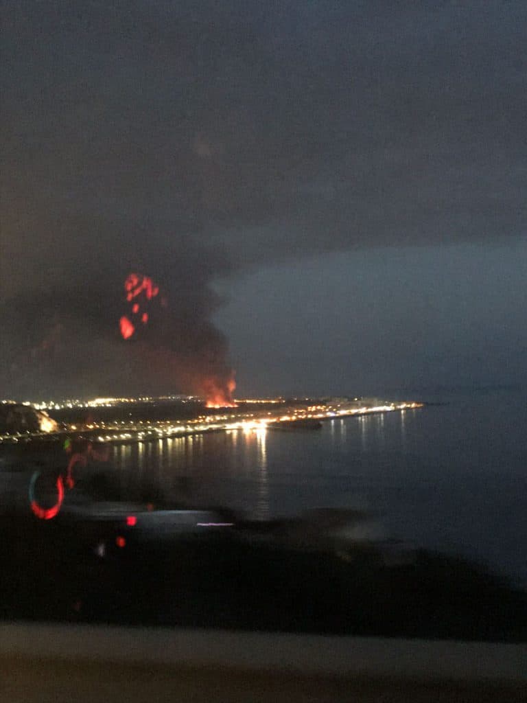 Los bomberos intentan sofocar el incendio originado en el Camino de los Pescadores, en Salobreña