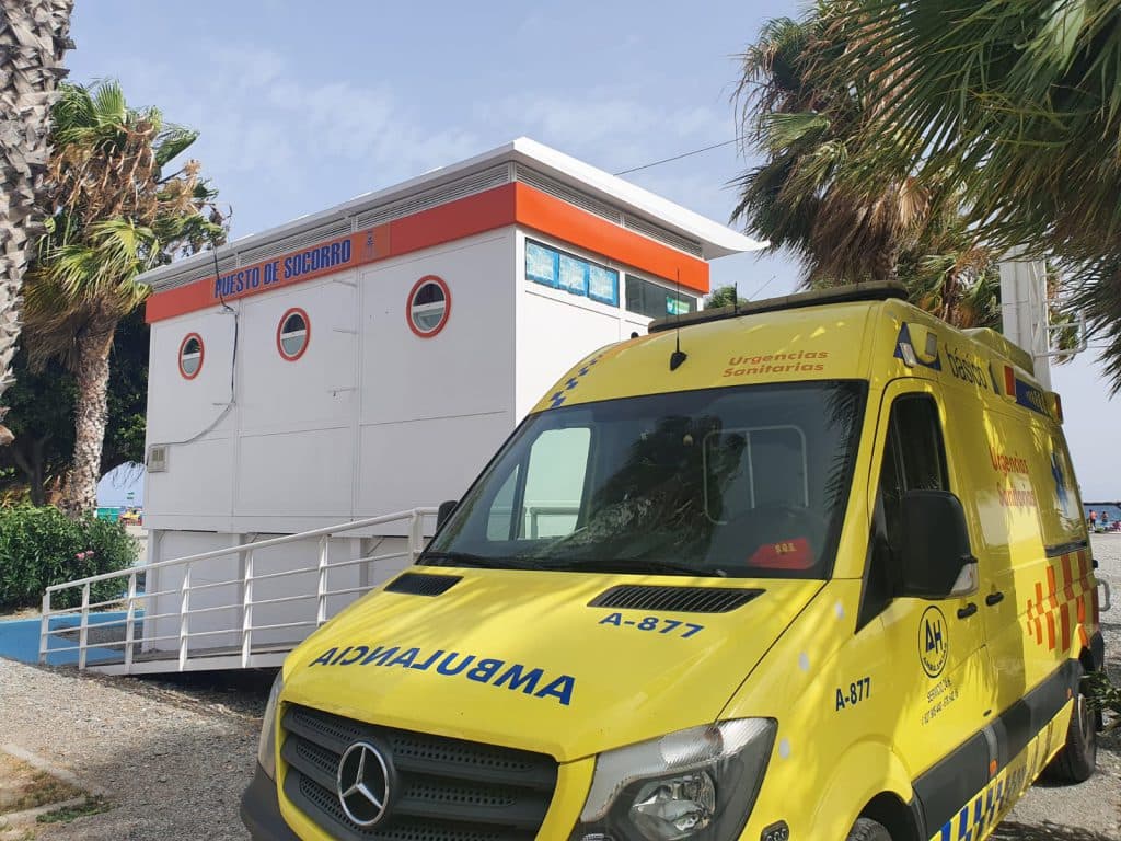 Los servicios de Seguridad de las playas sexitanas realizan dos traslados por sendas incidencias