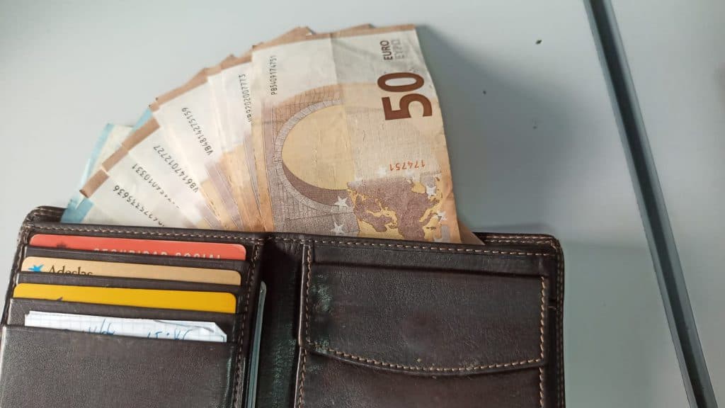 Dos jóvenes sexitanos encuentran una cartera con 600 euros y la entregan a la Policía Local