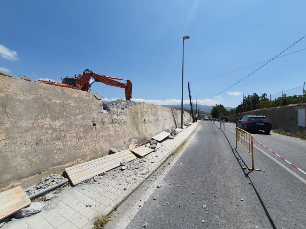 La demolición del muro del Camino de Las Ventillas «marca el comienzo» de la ampliación de los cuatro carriles
