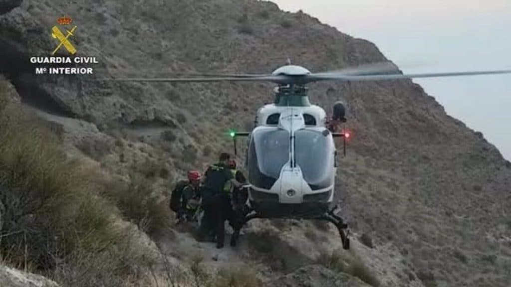 Rescatados y trasladados en helicóptero al hospital dos barranquistas accidentados en Otívar