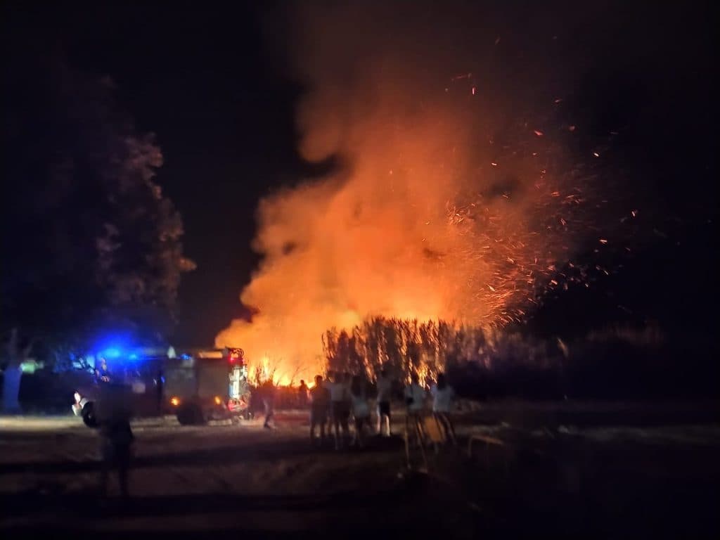Hasta cuatro focos distintos se produjeron ayer en el incendio que se originó en la vega de Salobreña