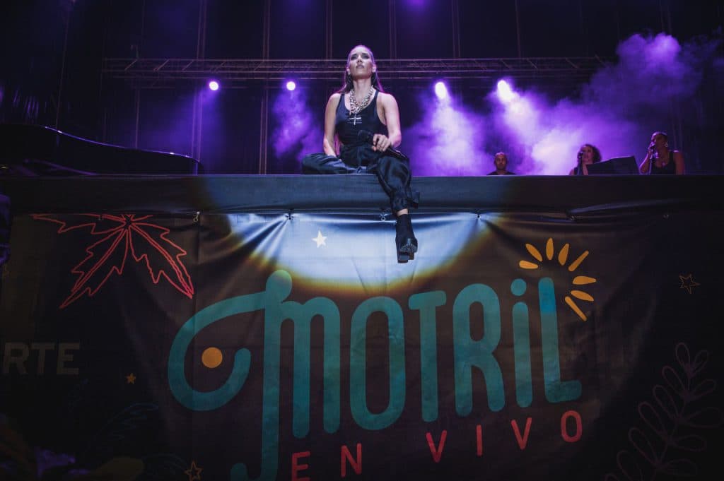 Motril se rinde ante el arte y la voz de India Martínez