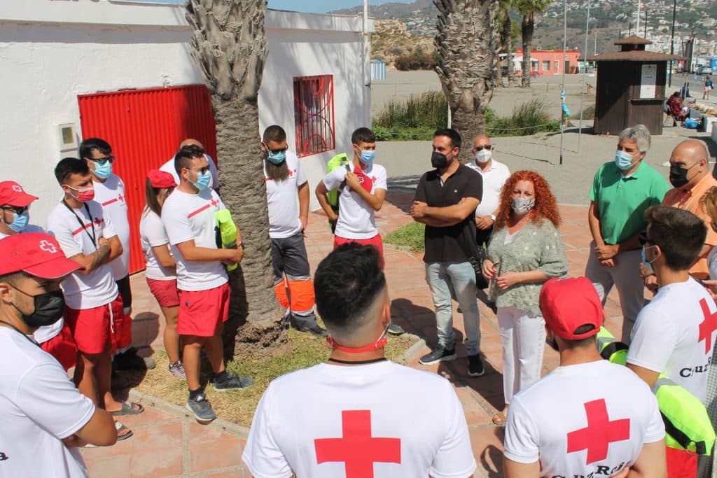Salobreña intensifica el dispositivo de socorrismo y salvamento de playas con el operativo de Cruz Roja