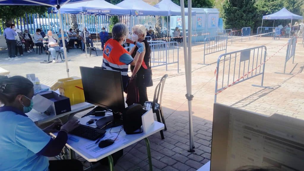 El SAS prepara en Almuñécar una vacunación masiva para el jueves día 8 de julio en el pabellón cubierto sexitano