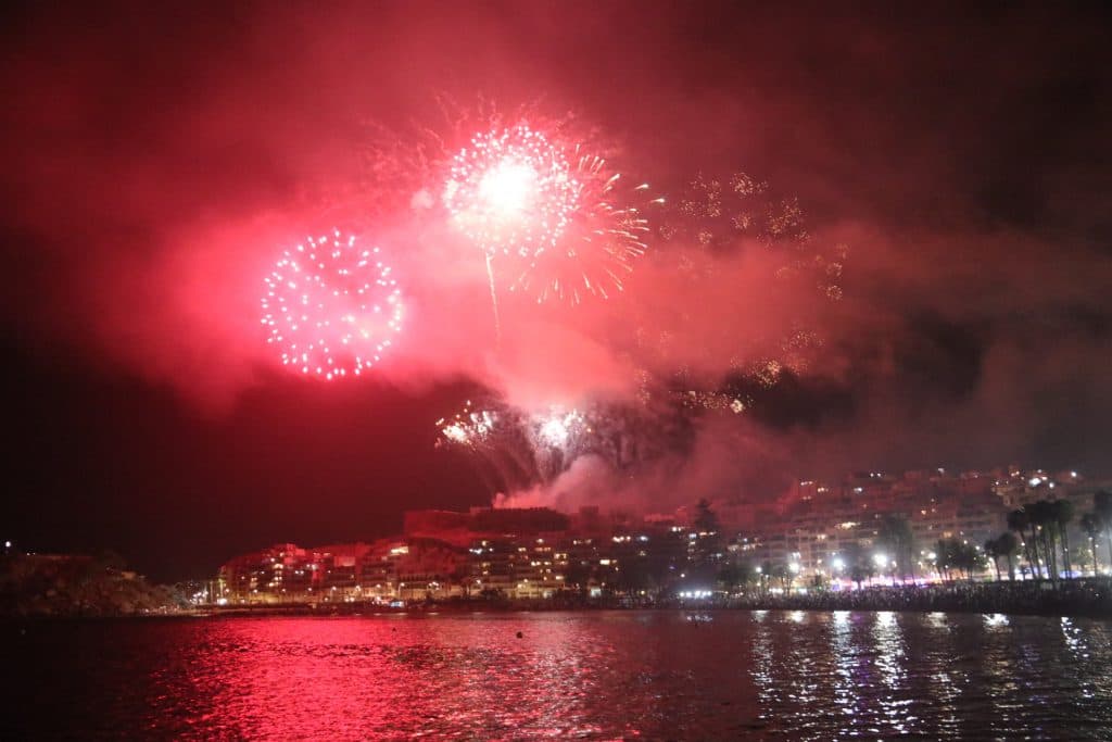 Unos intensos y simbólicos fuegos artificiales pusieron el broche final a las fiestas patronales de Almuñécar