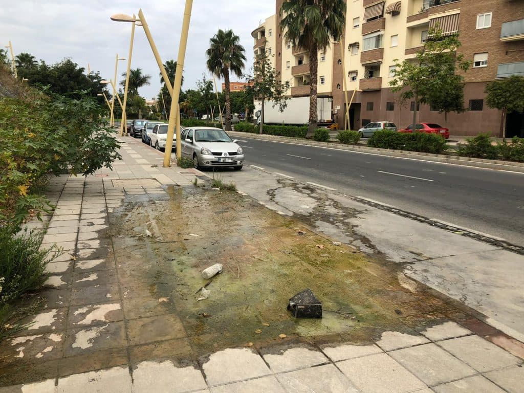 AxSí reclama al Ayuntamiento el control de un «afloramiento de agua» en la ronda de Levante