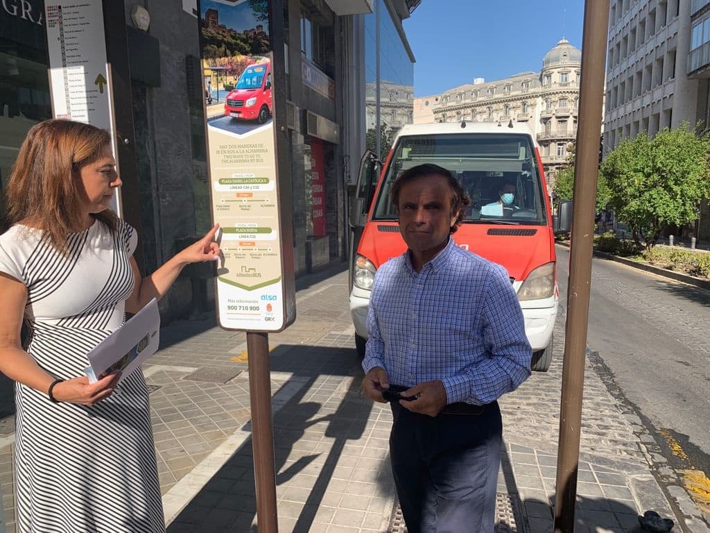 Granada mejora la información de las líneas de autobuses turísticas para facilitar el servicio al visitante
