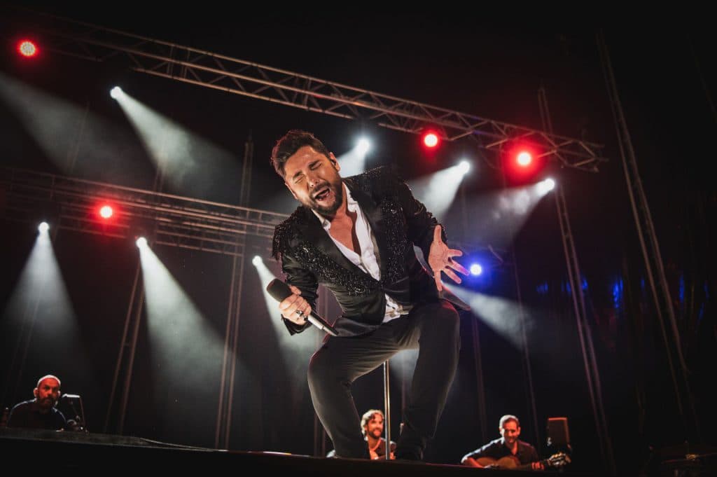 Miguel Poveda triunfa con su duende y arte flamenco en Motril en Vivo