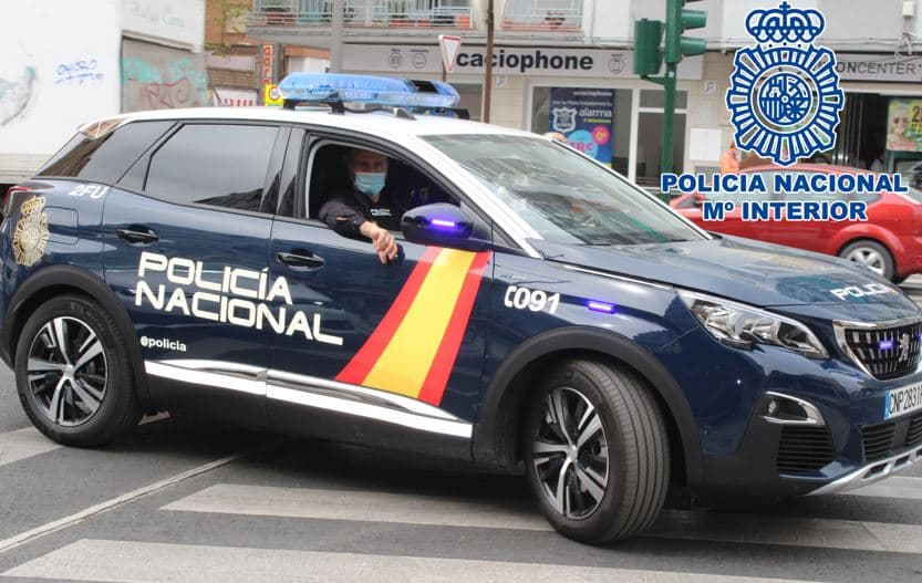 Agentes de la Policía Nacional detienen a una pareja por el abandono de su hijo menor de edad