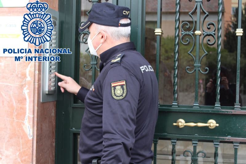 La Policía Nacional detiene a un varón por robar en un piso haciéndose pasar por hijo de la propietaria