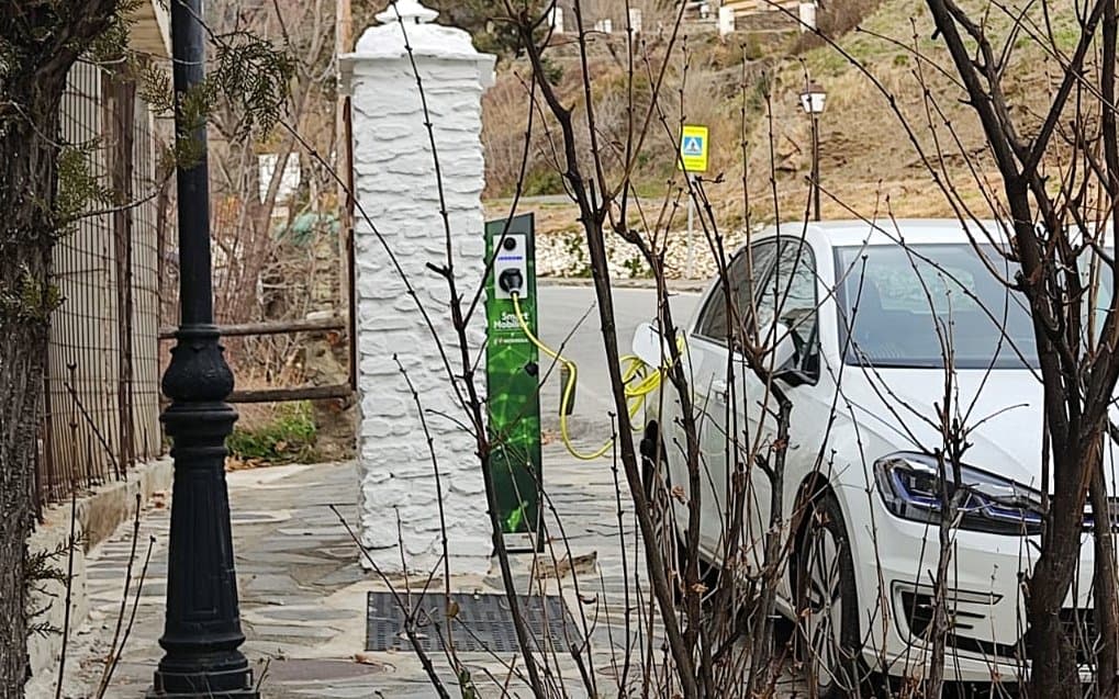Bubión instala un punto de recarga para coches eléctricos en su apuesta por el medio ambiente