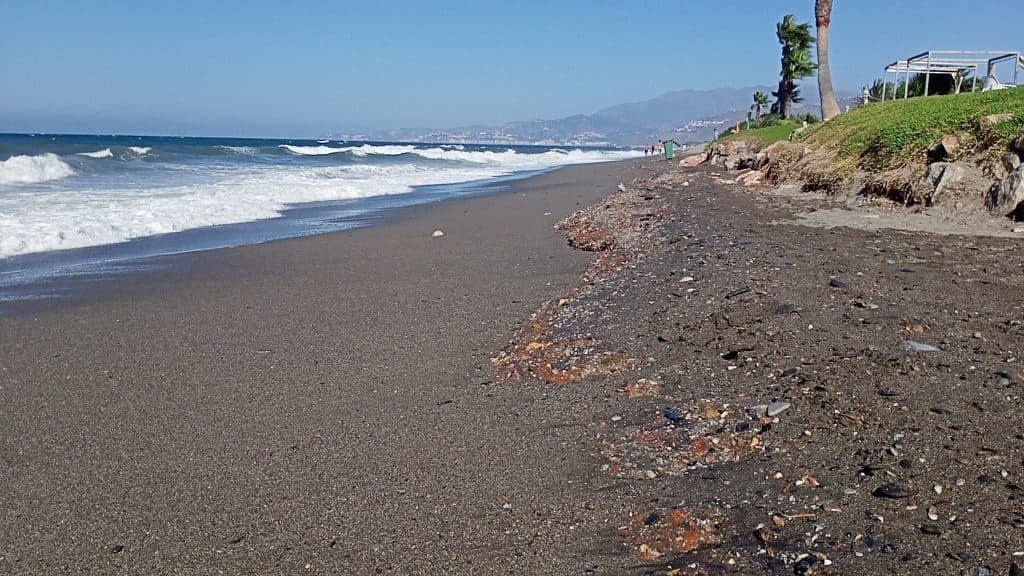 El temporal de poniente vuelve a «comerse» la arena en playa Granada