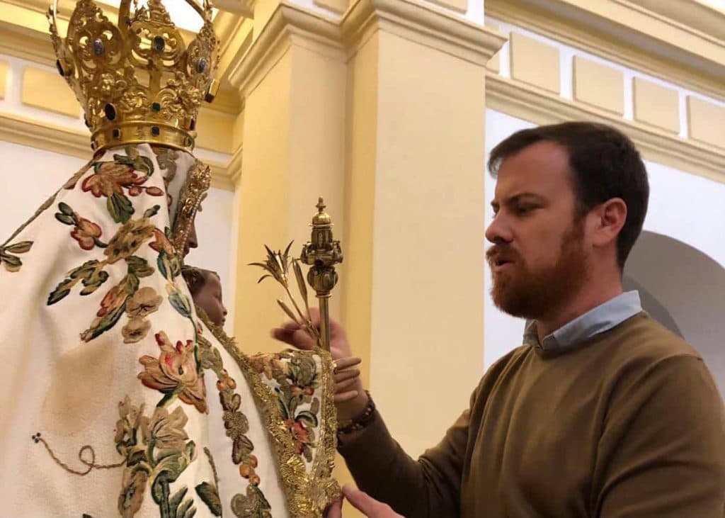 Antonio J. Hernández Camacho seguirá siendo vestidor de la Virgen de la Cabeza Coronada