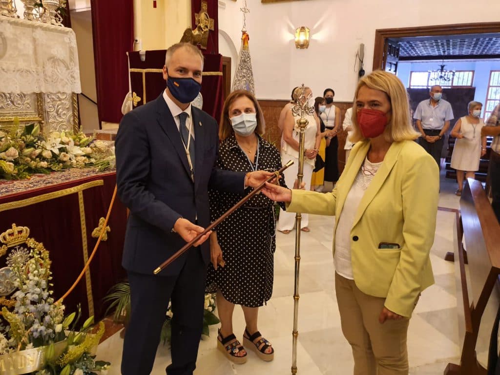 La alcaldesa renueva el voto de entrega del bastón de mando municipal a la Patrona de Motril en su ofrenda floral