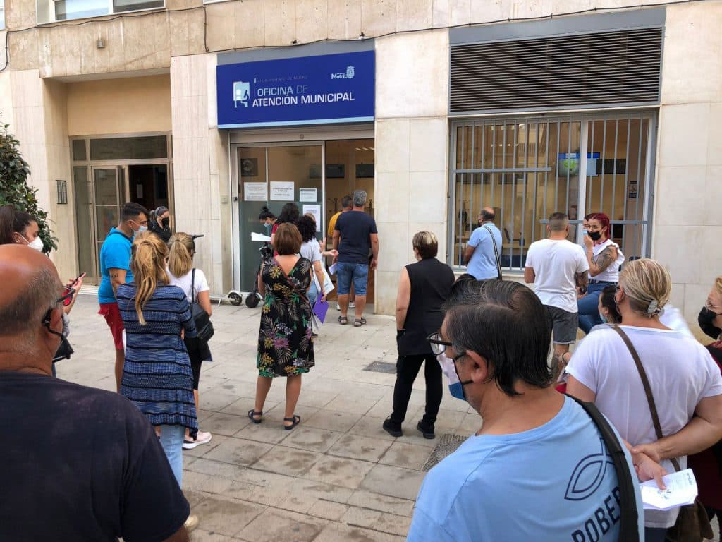 AxSí denuncia la «humillación de la Junta y el Gobierno Central» a las familias perceptoras de becas