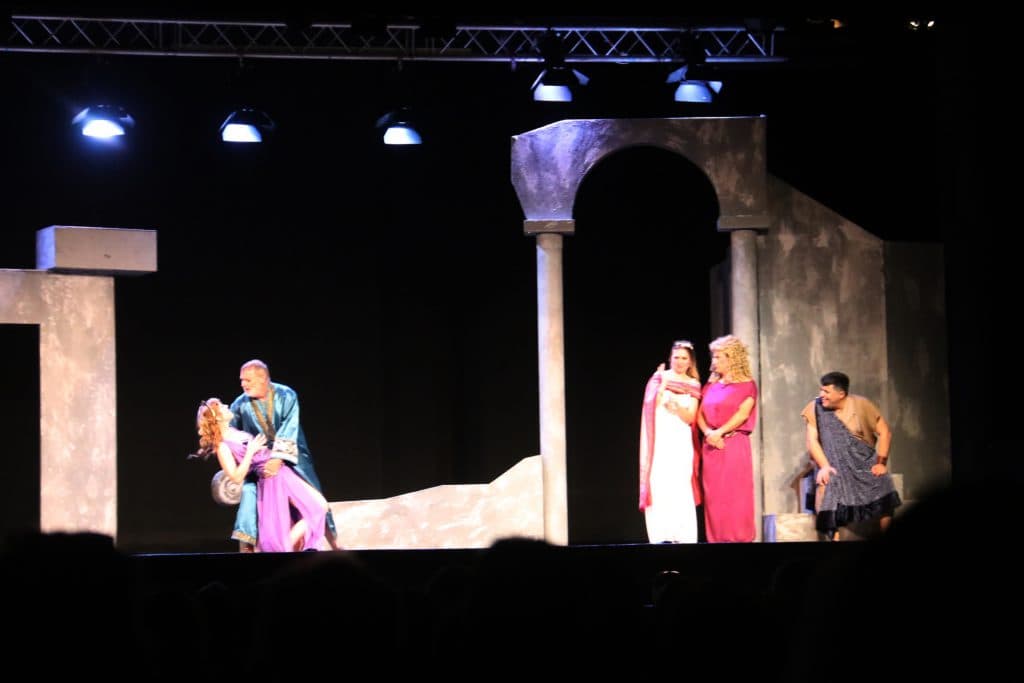 El XIII Festival de Teatro Grecolatino de Almuñécar arrancó con la divertida comedia ‘Mercado de amores’