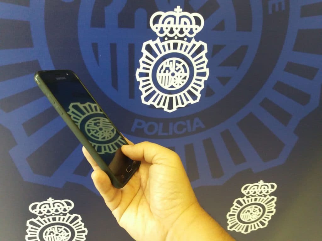Agentes de la Policía Nacional recuperan un teléfono móvil minutos después de que un varón propinara un tirón a su dueña
